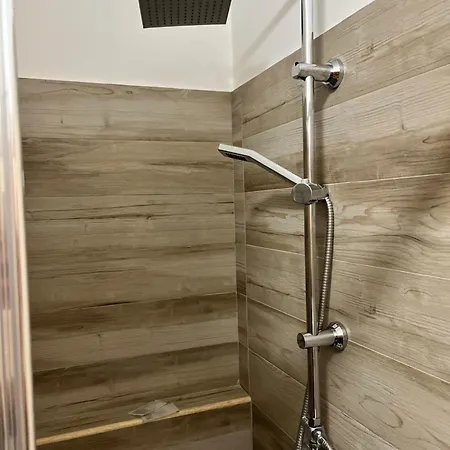 Donna Viruzza مارينا دي سكيافوني